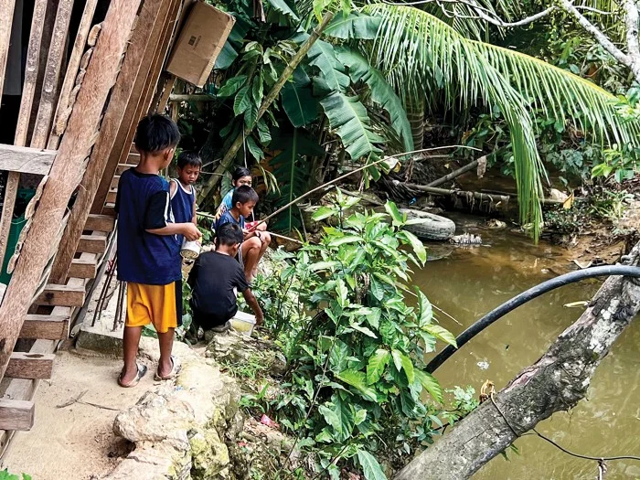 The Push to Mine Gold Without Mercury–often sodium cyanide mercury hydrogen peroxide metabisulfite small - scale gold mining artisanal extraction cyanidation operation Philippines free processing plant No. 2picture