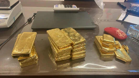 How does sodium cyanide assist in gold mining?